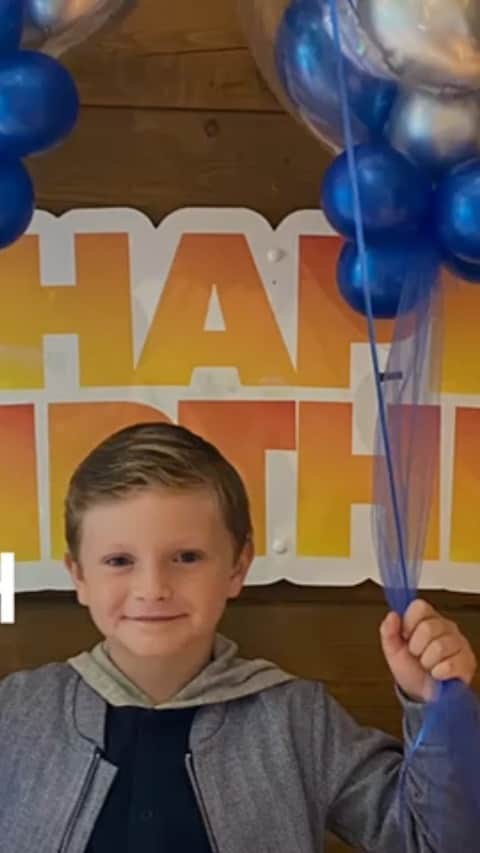 ロビー・キーンのインスタグラム：「We love you son💚 Enjoy your day 🥳keep shining bright kid and making us smile every day @claudinekeane1 #family #happybirthday 🎂🎁」