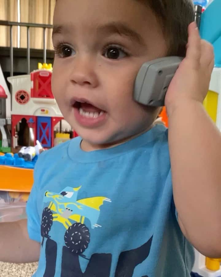ディーナ・ニコール・コルテーゼのインスタグラム：「CJ calling the Easter Bunny to take care of the dinosaur that got into the house 😂」