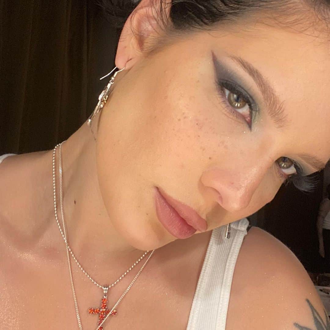 Halseyさんのインスタグラム写真 - (HalseyInstagram)「This slate grey @aboutfacebeauty eye paint is something that is just so personal to me 👻」10月6日 1時56分 - iamhalsey