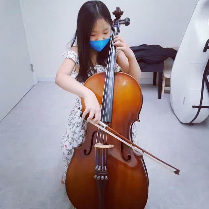 パク・キヨンのインスタグラム：「첼로가 너무 좋은데 그만둬야 할 것 같다고 한다. 진호 삼촌처럼 멋진 첼리스트가 되고 싶은데 손가락이 너무 아프다면서 눈물을 뚝뚝 흘리며…   “엄마, 나는 재능이 별로 없는 것 같아…손가락이 계속 너무 아프고 힘들어. 친구들이랑 놀고 싶고 첼로도 하고 싶은데 숙제랑 공부하다 보면 매일 시간이 부족해. 다 하려면 너무 졸리고 아침에 맨날 피곤해…세상에 쉬운 게 하나도 없어…친구들은 다 잘 하는데 나만 못해ㅠㅠ”  조금 똑똑한 것 같아서 조금 빠른 것 같아서 조금 잘 하는 것 같아서 조금. 조금. 조금…하다가 더. 더. 더  잘 하라고 틀리지 말라고 매일 쉬지 말라고… 애가 무슨 기계도 아니고 결국엔 나도 과한 교육열로 애를 잡는 엄마가 되고 말았다.  소중한 내 아이가 건강하게 잘 자라는 데 대한 감사는 잊은 지 오래고 모질고 험난한 정글 같은 세상에서 살아남으려면 지금부터 차곡차곡 잘 준비해야 한다며 점점 더 많은 걸 아이에게 요구하고 있었다.  몸도 마음도 건강하게만 자라 달라던 초심은 저~~~뒤로 처박아 버렸다. 아이의 마음건강 신호에 초록불이 깜빡인다. 빨간 불로 넘어가기 전에 어서 정신을 차리자.  엄마가 미안해 나의 소중한 아가야 엄마도 엄마가 처음이라 실수가 많아 그런 엄마 때문에 우리 요미가 고생이 많아 엄마가 미안해 엄마가 정말 미안해  결론은 첼로를 계속하고 숙제를 대폭 줄이기로 했다. 요미는 정해진 규칙들과 엄마의 조언에 좀 더 귀 기울이기로 했다.  #첼로3주차 #육아는끝이없고 #나하나챙기기도쉽지않지만 #정신똑바로차리자 #엄마는반성중」