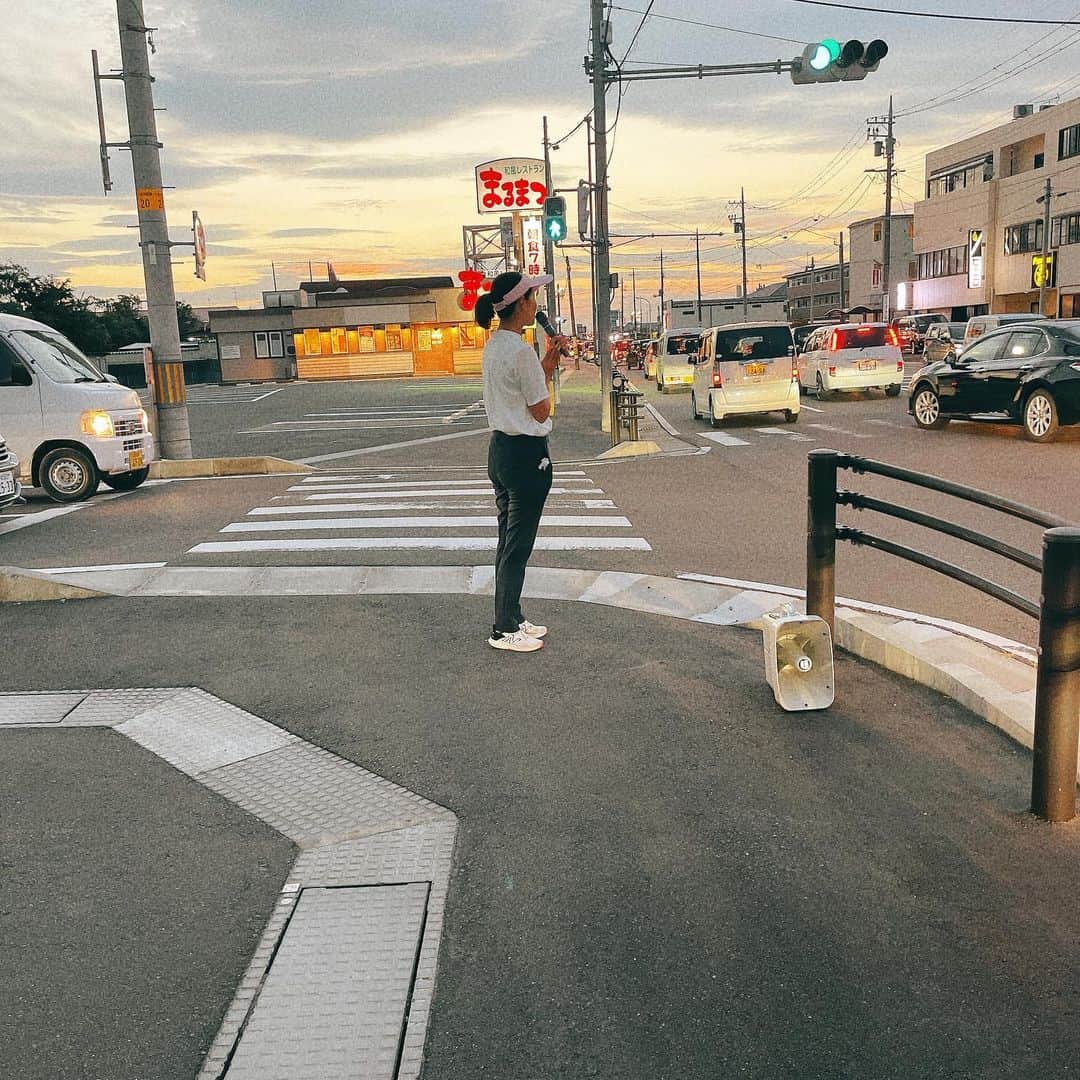 森下千里のインスタグラム：「田畑や漁港、どこでも立ちます。 大通りでも立っています😊  . . #辻立ちクイーン  #宮城五区」