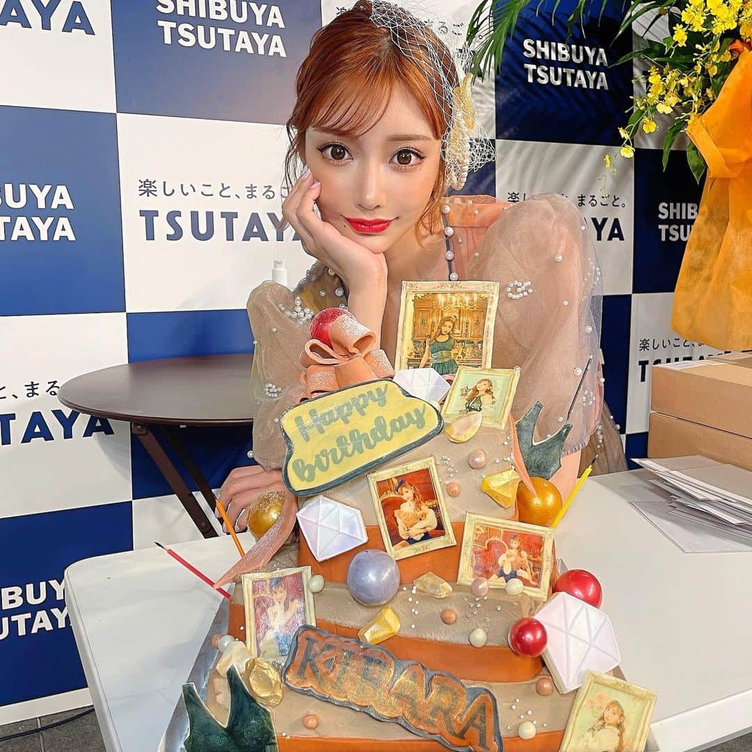 明日花キララのインスタグラム：「今年もとても素敵なケーキを たくさんいただきました🎂❤︎お誕生日っていいね🕊」