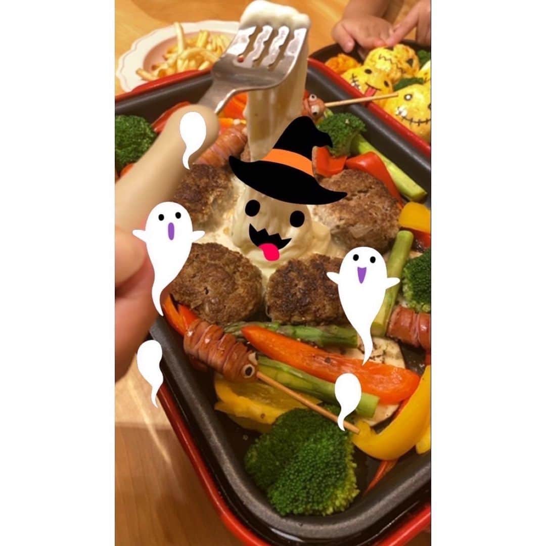 近藤千尋のインスタグラム：「今日の夕食はホットプレートで #びよーんおばけ 👻 モッツァレラチーズは加熱すると びよーんと伸びるから、 専用のARカメラを使えば簡単に可愛いおばけの写真が撮れちゃうんです🎃❤️ チーズが大好きな長女はびよーんおばけに喜んで 嬉しそうに食べてました😊  ハロウィンが待ち遠しい。。。😈  QRコードを読み取って森永乳業さんのページにあるARカメラで＃びよーんおばけに挑戦してみてね☺️  #びよーんおばけ　#クラフトフレッシュモッツァレラ　#ハロウィン　#pr」