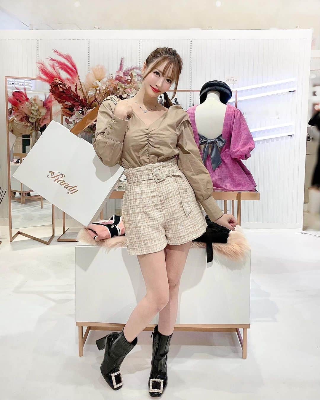 蘭子のインスタグラム：「#消えそうな色コーデ  ベージュと白合わせるの好き💓 . 秋支度しないとね🏃‍♂️💨 . 全身【 @randy_online_ 】🎀 原宿ラフォーレ2Fで今 ポップアップしてて可愛かったよ💕 この上下と、スカートをゲットしました❤️ . その後はマッサージ行って ジンギスカン行って 充実日曜日でした🧄🐑 . . . . #ベージュコーデ#ツイード#きょコ#今日のコーデ#今日の服#ヘアアレンジ#プチプラコーデ #プチプラミックス#プチプラ高見えコーデ#高見えコーデ#高見えアイテム#ブーツコーデ#ブーツ#セレクトショップ#ポニーテール#ポニーテールアレンジ」