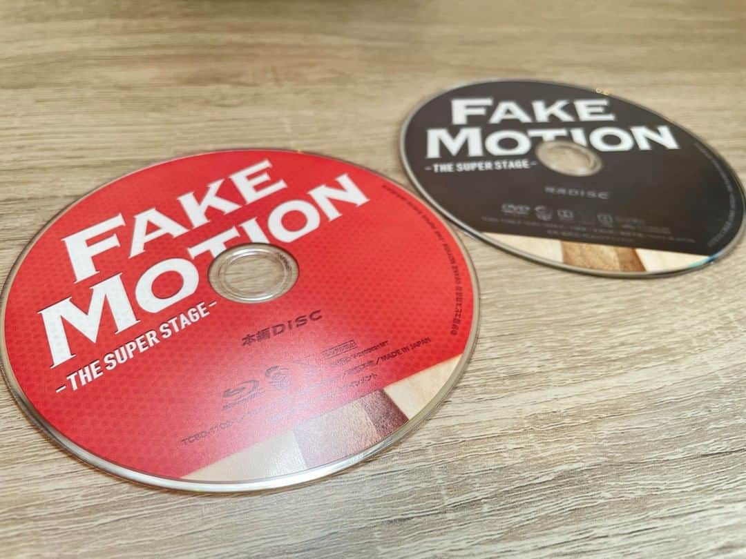 のインスタグラム：「.  ＼📀発売まであと1日📀／  🌈本日フラゲ日🌈  10/6(水)Blu-ray＆DVD発売 「＃FAKEMOTION -THE SUPER STAGE-」  レーベルデザインは作品にちなんだ卓球ラケットデザイン🏓  商品詳細はこちら🙌 https://www.fakemotion.jp/stage/news/?id=230  #フェクモ #フェクステ」