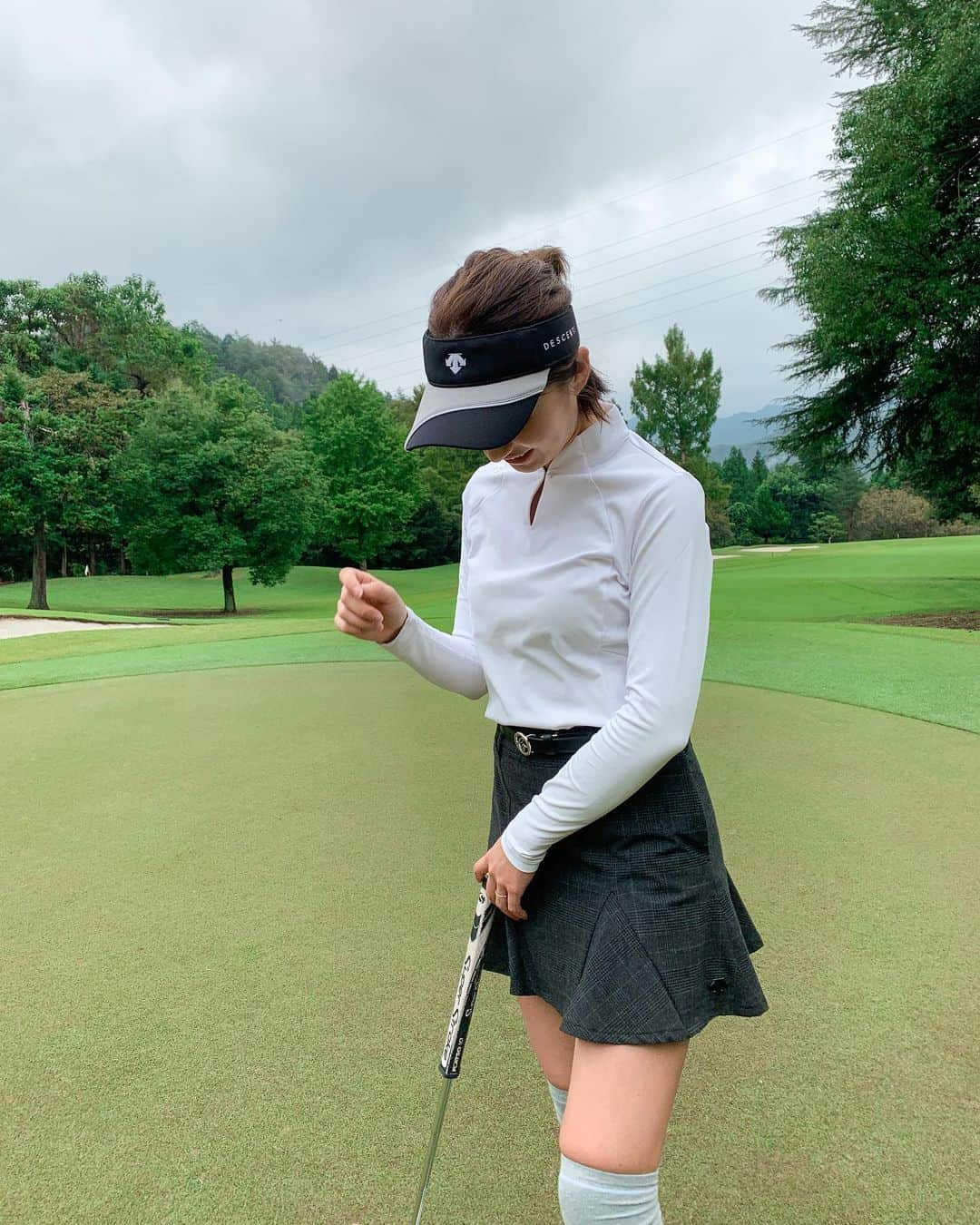 西野沙瑛さんのインスタグラム写真 - (西野沙瑛Instagram)「全身デサントゴルフのコーデ⛳️ このトップスインナーでも使えるし着回しできそう☺️ 襟がスッキリしたデザインがお気に入り❣️ スカートはチェック柄が秋っぽくて可愛い🍂  急に寒くなったからそろそろ衣替えしなきゃな🥰  #ゴルフ女子 #ゴルフ男子 #ゴルフコーデ #スポーツ女子  #ゴルフウェア #スポーツ #golf #골프 #골프스타그램 #골프장 #라운드 #골프스윙 #골프사랑 #골프레슨 #아이언샷 #스크린골프  #トレーニング #トレーニング女子 #筋トレ #筋トレ女子 #golfstagram #golfswing #girlsgolf #golfer #デサゴルゴルファー」10月5日 18時44分 - sae_golf