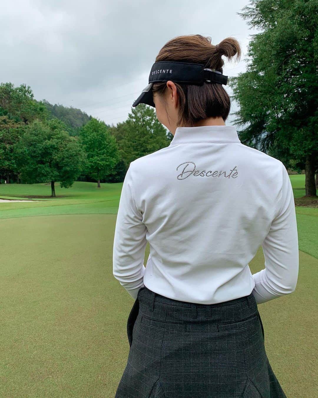 西野沙瑛さんのインスタグラム写真 - (西野沙瑛Instagram)「全身デサントゴルフのコーデ⛳️ このトップスインナーでも使えるし着回しできそう☺️ 襟がスッキリしたデザインがお気に入り❣️ スカートはチェック柄が秋っぽくて可愛い🍂  急に寒くなったからそろそろ衣替えしなきゃな🥰  #ゴルフ女子 #ゴルフ男子 #ゴルフコーデ #スポーツ女子  #ゴルフウェア #スポーツ #golf #골프 #골프스타그램 #골프장 #라운드 #골프스윙 #골프사랑 #골프레슨 #아이언샷 #스크린골프  #トレーニング #トレーニング女子 #筋トレ #筋トレ女子 #golfstagram #golfswing #girlsgolf #golfer #デサゴルゴルファー」10月5日 18時44分 - sae_golf