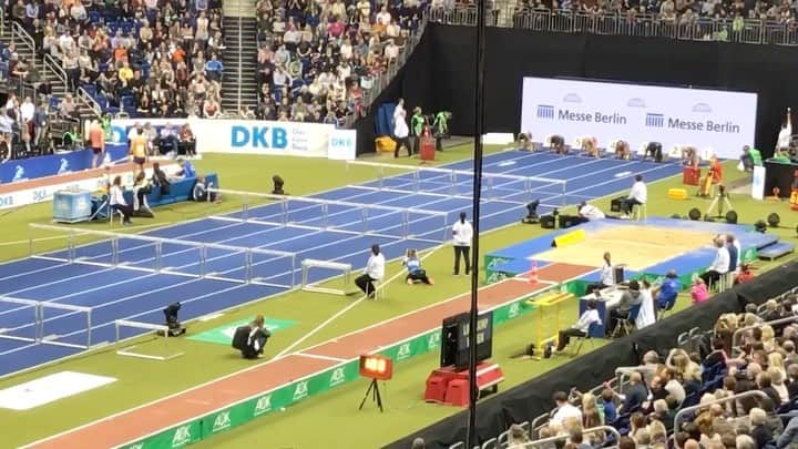 サリー・ピアソンのインスタグラム：「Racing at the Mercedes Benz Arena in Germany - otherwise known as ISTAF Indoor 🙌  ISTAF Indoor is an annual track and field meeting 🏟 The inaugural edition took place in 2014, where I went on to set the track record of 7.79 in the 60m hurdles 🏃‍♀️」