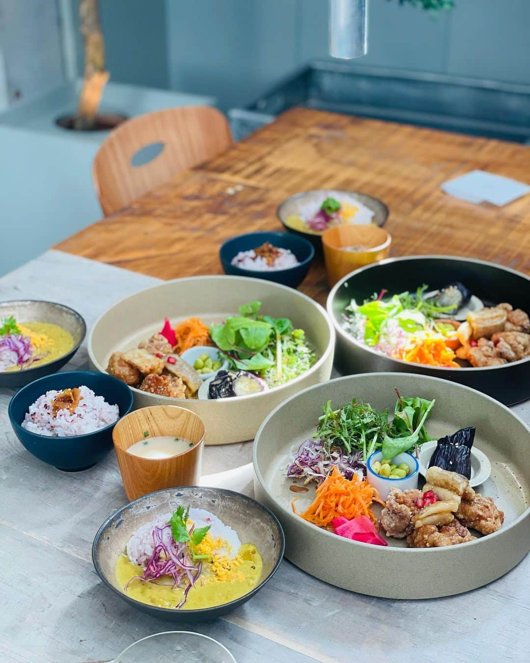 ゆかちんさんのインスタグラム写真 - (ゆかちんInstagram)「渋谷でおしゃれLunch😋🍱🥢💕  ボリューミーで味も全部美味しかった🤍 定食➕ミニサイズのカレー🍛 お腹いっぱいで大満足🥰💕  大好きな2人とランチとモーニングするのが 最近の一番の楽しみ🥰🌿  #渋谷 #sta. #エスティーエスエー  #渋谷カフェ #渋谷グルメ #渋谷ランチ #定食ランチ #和食ランチ #和食ご飯  #表参道ランチ #表参道和食 #和食カフェ  #神泉カフェ #神泉ランチ #恵比寿ランチ  #恵比寿和食 #恵比寿カフェ #代官山ランチ  #新宿ランチ #東京グルメ #おしゃれカフェ  #カフェ好きな人と繋がりたい  #おしゃれさんと繋がりたい」10月5日 18時53分 - y__chan___