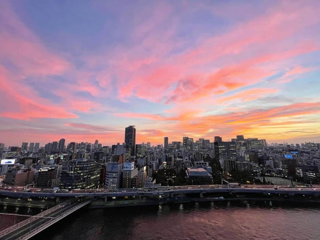 猫沢エミさんのインスタグラム写真 - (猫沢エミInstagram)「今日の夕焼けは綺麗だったなぁ。  ほわーってなるね。ほわー◯⚪︎。゜って。  #東京下町時間」10月5日 18時54分 - necozawaemi