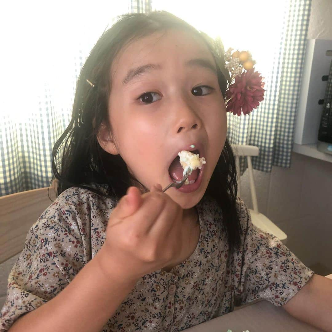 Chieさんのインスタグラム写真 - (ChieInstagram)「🎂Happy 8th Birthday,Hana🎊 2021/10/3  生まれてきてくれてありがとう♥️  もう8年…まだ8年😌 初めての育児は分からないことだらけ。 たくさん悩んで悩んで…毎日手探りでこれでいいのかよかったのか自問自答の日々。 振り返ってみると怒ったり泣いたり笑ったり…色んな経験をしてハナと一緒に私もママとして成長(できてるかは分からないけど)…しているといいなぁ🤔  嫌なことや悲しいこと、うまくいかないことがあっても、子供たちの笑顔が原動力🥰 たくさんのパワーを貰って、助けられています♥️ これからもこの笑顔を見守っていきたいと思います☺️  我が家は毎日騒がしいですが、元気に過ごしています💪  誕生日当日は小学校の運動会でした🎌🏃 成長した姿に感無量😂」10月5日 19時04分 - tiem415