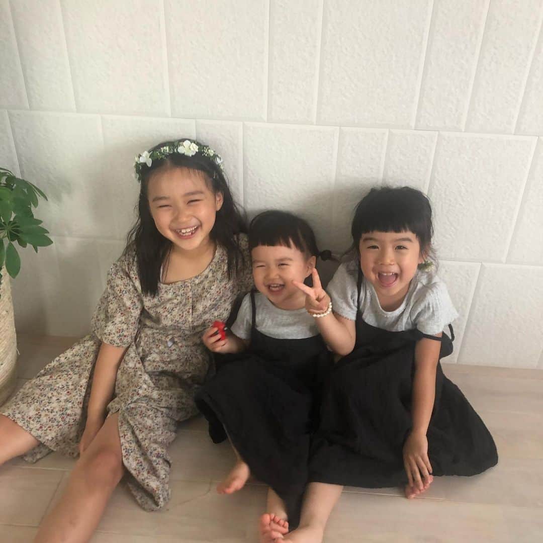 Chieのインスタグラム：「🎂Happy 8th Birthday,Hana🎊 2021/10/3  生まれてきてくれてありがとう♥️  もう8年…まだ8年😌 初めての育児は分からないことだらけ。 たくさん悩んで悩んで…毎日手探りでこれでいいのかよかったのか自問自答の日々。 振り返ってみると怒ったり泣いたり笑ったり…色んな経験をしてハナと一緒に私もママとして成長(できてるかは分からないけど)…しているといいなぁ🤔  嫌なことや悲しいこと、うまくいかないことがあっても、子供たちの笑顔が原動力🥰 たくさんのパワーを貰って、助けられています♥️ これからもこの笑顔を見守っていきたいと思います☺️  我が家は毎日騒がしいですが、元気に過ごしています💪  誕生日当日は小学校の運動会でした🎌🏃 成長した姿に感無量😂」