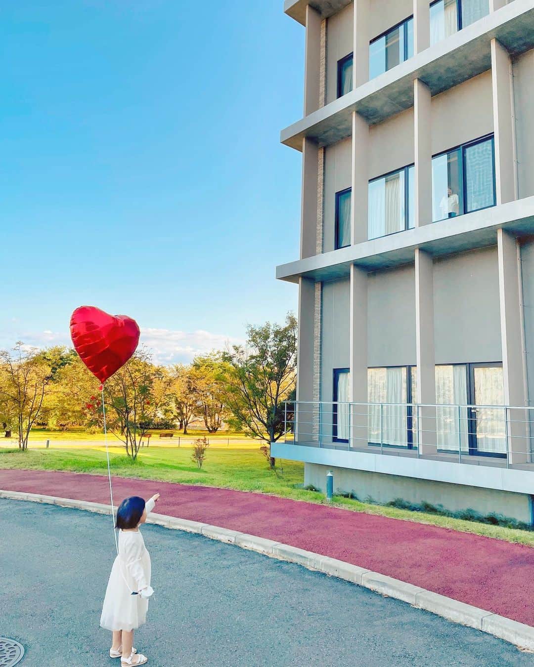 吉田ちかのインスタグラム：「Had a cute little visitor outside my window the other day😊❤️  Due to covid we’re not allowed to have any physical visits so this was the best we could do🪟   It was hard seeing her so close but not be able to hug her😢 She was happy to see me at first, but when she remembered I can’t go home with her just yet she got very sad💔  Apparently, Daddy got her some Anpanman chocolates afterwards and she was fine though lol  Keeping my fingers crossed that I get out this Friday so I can join her for ice cream night!   先日プリンが真っ赤なハートのバルーンを持って病院に会いに来てくれました😊コロナで面会ができないので、窓越し😢  こんなに近くにいるのにハグも何もできず切ない💔プリンも最初は喜んでましたが、一緒に帰れないことを思い出したらしょんぼり😞  その後、ダディーにアンパンマンチョコを買ってもらってご機嫌になったらしいですが🤣  金曜日のアイスデーには、無事退院できますように🙏」