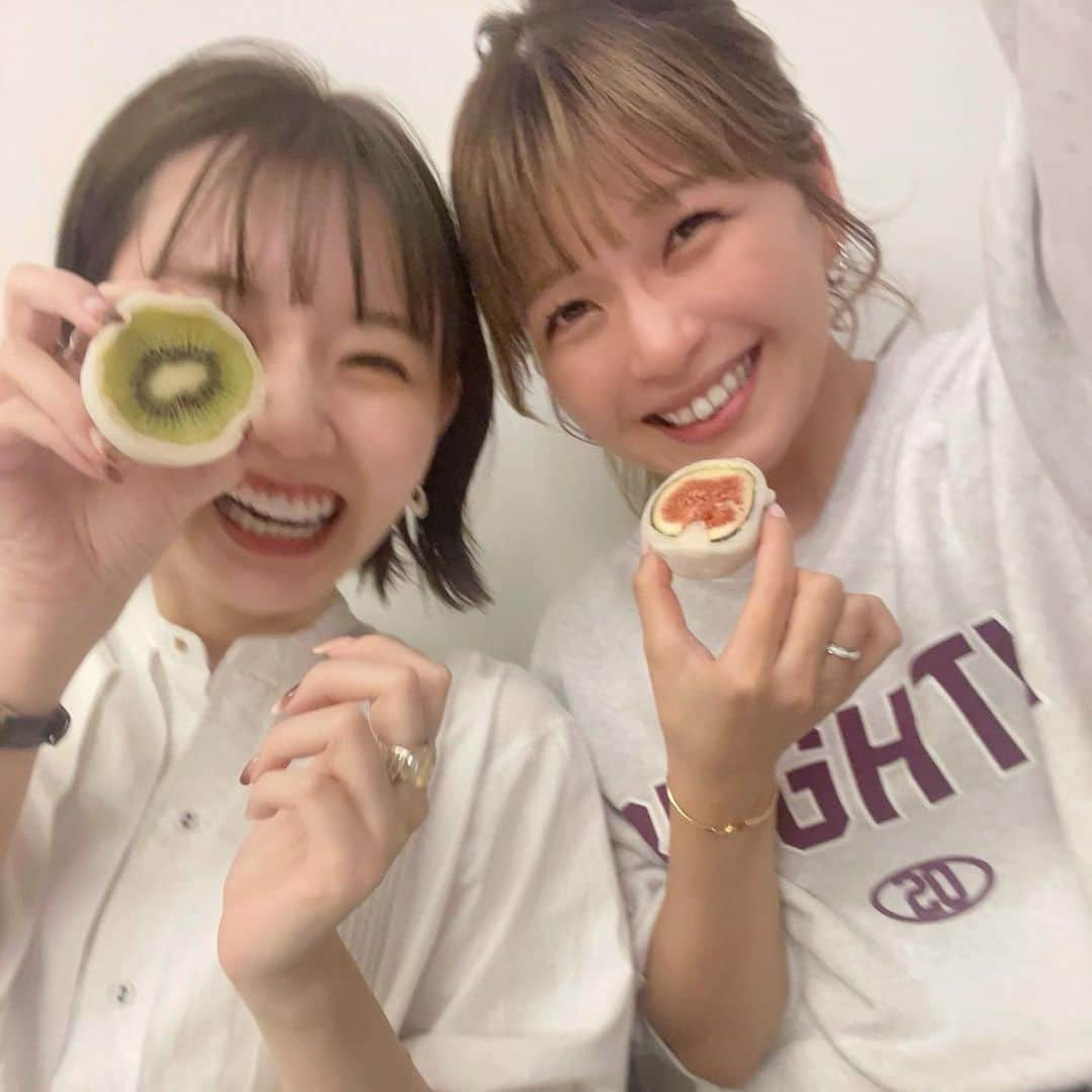 宇野実彩子さんのインスタグラム写真 - (宇野実彩子Instagram)「. 🤣♥️  事務所の可愛い後輩ちゃん、まなみん @enosawa_manami とめちゃ喋った😊🌈  10歳も違うとは思えなくて、教わることたくさん🌟  まなみんがフルーツ大福持ってきてくれて、 全部2人で半分こして頂きました😋🍊」10月5日 19時05分 - misako_uno_aaa