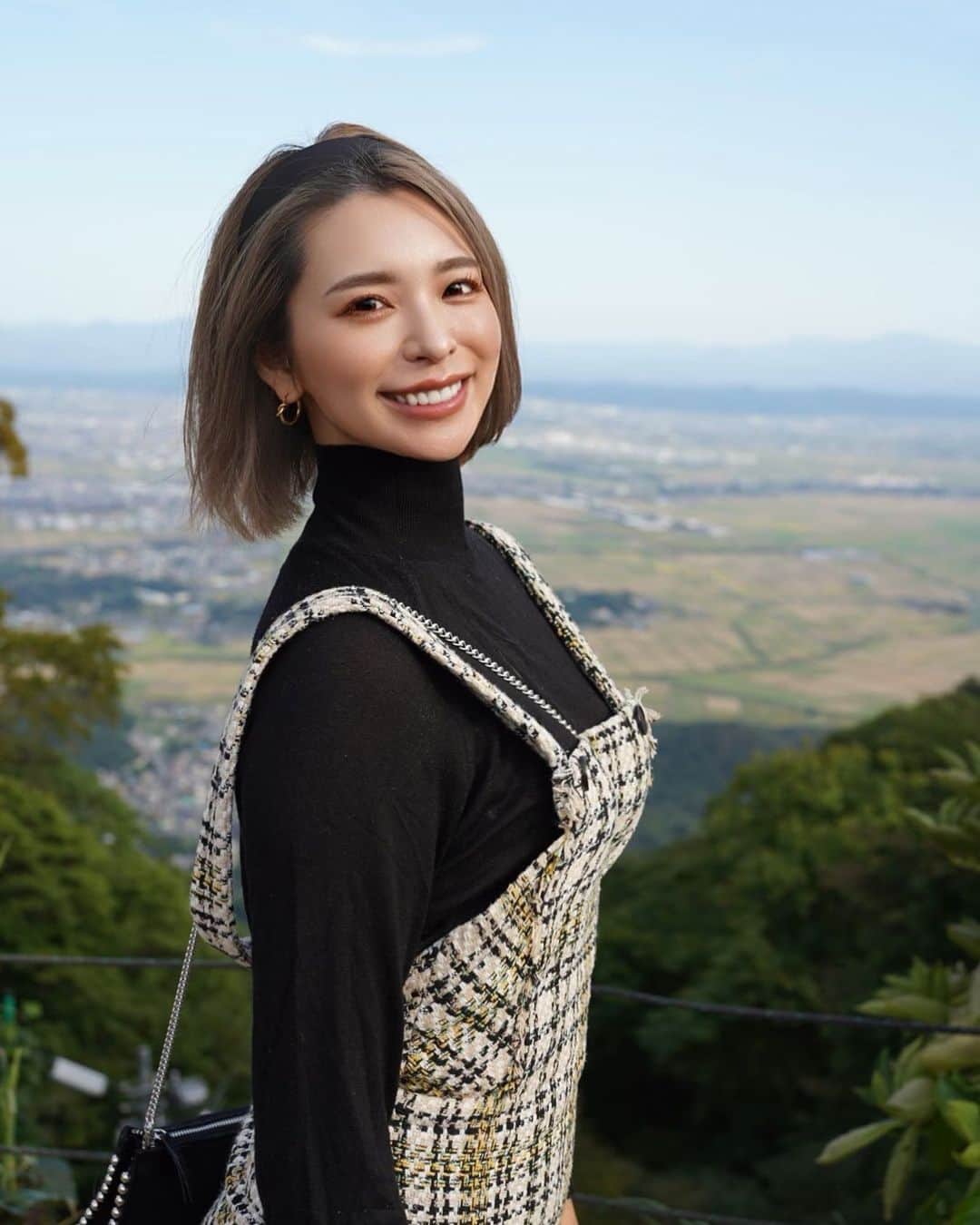 Hitomiのインスタグラム：「❤︎  こんばんわ🌿 Instagramのフォロワーの方々 お元気でしょうか？？☺️ 私は元気すぎて少しうるさいです。  自然に癒されに来たけどどうしても 新しく買った秋服が着たくて 港区女子が登山しに来たみたいになってしまいましたw でもファッションは自由やん。笑 いいよね？😂💗  17LIVEいつも応援しに来てくださってる方々 ありがとうございます😣❤️‍🔥 昨日もイベント最終日たくさんの熱い応援 本当に嬉しかったです！！！😢💗 みんなのお陰でたくさんバッチをゲット出来ました🏅 3イベント立て続けに連日ガチ参戦していたので 本日はお休みとさせて頂きます🥺❤️ 寂しいと思うけどまた明日ね〜😋😇💕  #17live #イチナナ　#17ライバー　#live #ライブ配信 #live配信#model #モデル　#fashion #ファッション　#ワンピース　#onepiece #ザラ #zara」
