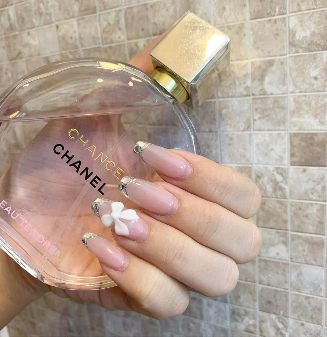 雨宮由乙花さんのインスタグラム写真 - (雨宮由乙花Instagram)「French glass Nail 💎🐩👠  絶対やりたかった #ガラスネイル してみた ♡♡  ちゅるんってなってかわいい😍 両手についてる🎀がお気に入り｡・:＋  ここのネイルサロンテレビあって ネイルしてる時間 YouTube見れて最高だった⤴︎⤴  @rounge_nail_tokyo さんありがとうございました✨  #Frenchnail #glassnails」10月5日 19時07分 - _pinkbunnygirl_