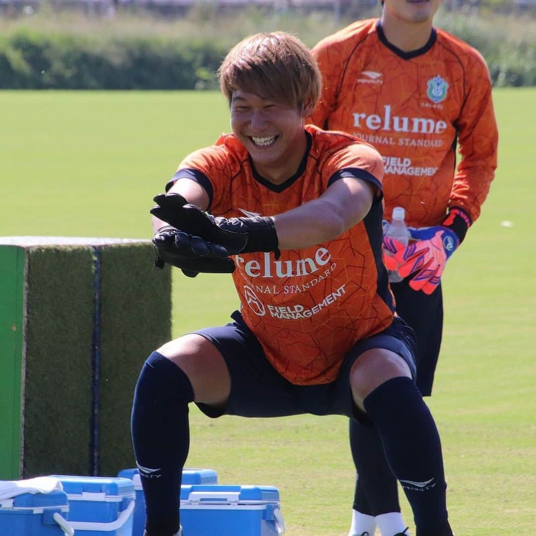 湘南ベルマーレさんのインスタグラム写真 - (湘南ベルマーレInstagram)「オフ明けのトレーニング⚽️ 夏のような気候の中、元気に2部練習を行いました。 ・ 代表ウィークを挟むため、次節のサガン鳥栖戦まで少し時間が空きますが、厳しくハードに、しかしどんな時も明るさを失わず、全員で大切に日々を過ごしていきます。 ・ #湘南 #ベルマーレ #湘南ベルマーレ #bellmare  #たのしめてるか  #一 #OneBellmare #堀田大暉 #山本脩斗 #杉岡大暉 #ウェリントン #大野和成 #柴田壮介 #三幸秀稔 #大橋祐紀 #舘幸希 #毛利駿也 #町野修斗 #立川小太郎 #山口智」10月5日 19時18分 - shonan_bellmare