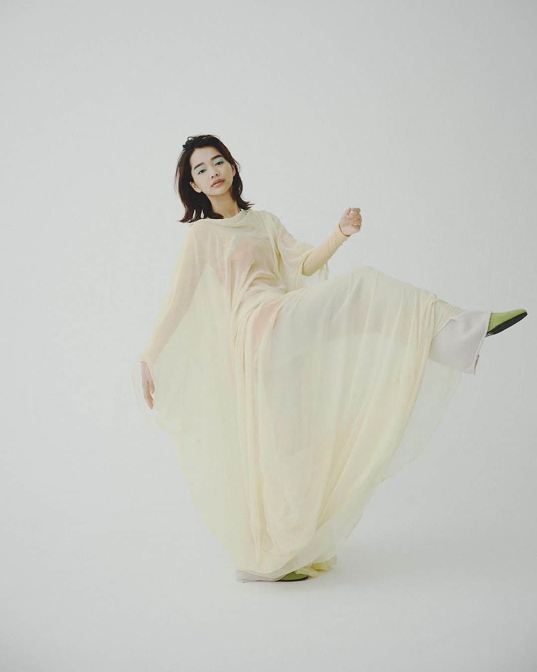 見上愛さんのインスタグラム写真 - (見上愛Instagram)「装苑　2021.11月号　発売中 アザーカットですので、是非紙面にて。上手には踊れないけれどゆるりと踊りました。 📸　Masaya Tanaka(TRON)」10月5日 19時24分 - mikami_ai_