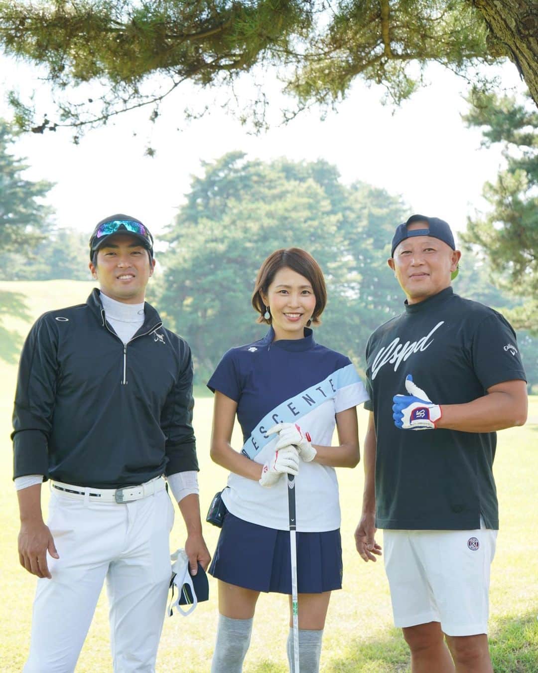 坂元美香さんのインスタグラム写真 - (坂元美香Instagram)「こんばんは。  今日は元ヤクルトの田代くん @shotaro_tashiro が ゴルフに誘ってくれたのです。 まさか一緒に回ってくれる日が来るなんて！ （田代くんはかれこれ6年前からのジム友🏋️‍♂️） 元プロ野球選手ってすごい飛ぶのね。 その迫力にびっくりしっぱなし😲 そして、相変わらずのイケメンで！  わたしは130以上も叩きまくってきた😤 アップダウンが激しい丘陵コースで 初心者の私にとっては、 歩くだけでもぜぇぜぇしてしまう感じで ふくらはぎパンパン。  すごく疲れたけど、途中 ドラコンのミラクルもあり みんなで回るのがとっても楽しかったのです。 （みなさん今日は一日ありがとうございました！）  車の運転初心者のわたしは カートさえも緊張感たっぷりで 真剣に運転してます（恥😂  ちなみに、数年前までG党だった私が なぜある日突然ヤクルトファンになったかというと 田代くんが西武からヤクルトに来たのをきっかけに 神宮に応援しに行ったら 都会のど真ん中の野外球場の雰囲気と ヤクルトスワローズというチームに なんか惚れてしまったからなんです😅 そんな物語があったとかなかったとか。  おつかれさまでした！  #ゴルフ #ゴルフ女子 #ゴルフコーデ  #坂元ゴルフ日記 #golf #ゴルフ初心者 #藤岡ゴルフクラブ #ラウンド18回目」10月5日 19時41分 - mika_saka
