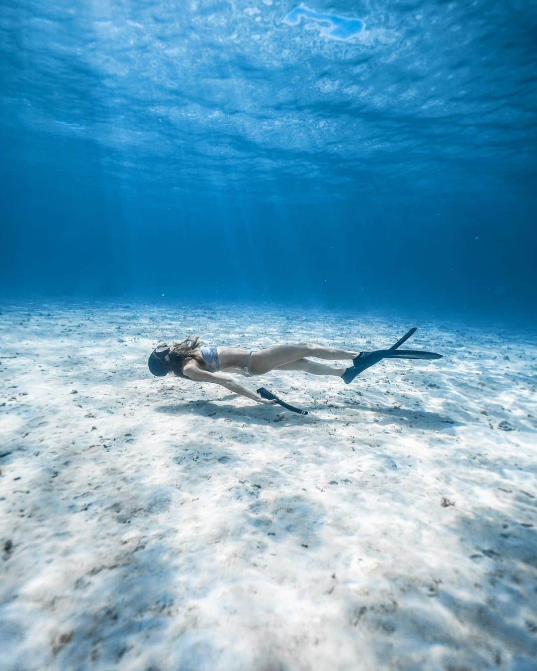 H I R O M I M O R I Y Aのインスタグラム：「Relux🌊🙌  上を向いて泳ごう🎷 いつでも海には癒されますなー🌊  Camera:Sony a7iii Lens:ZEISS 16-35mm  #underwaterphotography #paditv #underwater #ocean #underwaterlife #scubadiving #earthshotz #planetearth  #freediving #freedivephotography #sonyalpha #alpha_newgeneration_bysony  #ダイビング　#ダイビング好きな人と繋がりたい #宮古島ダイビング　#宮古島　#スキンダイビング  #水中写真　#自由潛水　#海好きな人と繋がりたい　#八重干瀬」