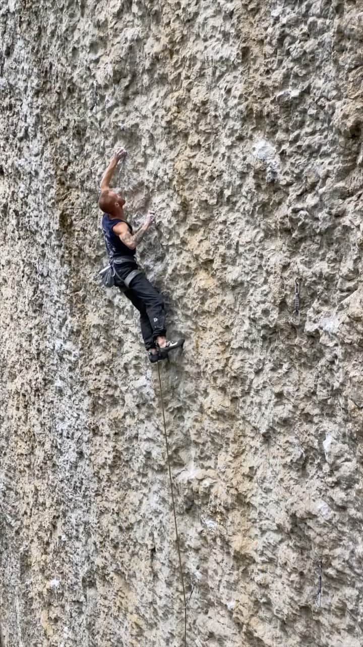 ガブリエル・モローニのインスタグラム：「SPEED/SPEED INTEGRALE(8c+/9a) This classic 1995 @kammerlander_beat testpiece has always been in the back of my mind since I had briefly tried it once more than a decade ago. This summer, on the way back from a successful vacation in the Frankenjura where I could send Der Heilige Gral 9a, we stopped in Voralpsee for a couple of days. Energies were low and skin trashed from FJ but I could finally put my fingers back on Speed and I immediately got obsessed.  Of course when you have such a great project in mind you don’t care about long drives so I got used to short weekend trips. In the middle of the route, there is one move that gave me some troubles, making me fall for more than five times and giving me a lot of doubts but at the end, as always, the key was to climb with the right mindset… and trying to keep the fingers warm! It was a pleasure to meet such a supportive local community and the legend himself Beat that also took this video. And of course thanks to @climbemall_ for the patient belays and always listen to my complaints… @e9clothing_official @scarpaspa @petzl_official @dinamicheverticalisrl @frictionlabs #e9team #scarpaspa #petzlteam #dinamicheverticalisrl #frictionlabs」