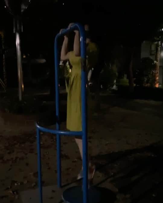 椿梨央のインスタグラム：「懸垂が1番苦手でできません😭 これでもできるようになった方w 散歩途中にある公園でいつも練習しますw NIKEのサンダルなのは草 . . . まだまだバキバキに鍛えるぞ〜〜🔥🔥 . . . #野球 #野球女子 #女子野球 #筋トレ #筋トレ女子 #ワークアウト #ワークアウト女子 #懸垂」