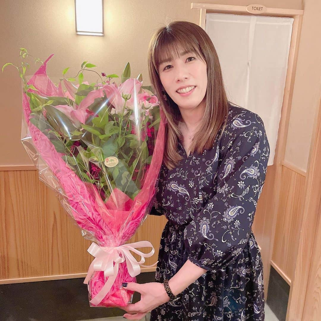 吉田沙保里さんのインスタグラム写真 - (吉田沙保里Instagram)「今日で39歳になりました🎂 毎年サプライズでお誕生日お祝いをしてくれるゆうには本当に感謝感謝です❤︎ ちょっとバレバレな所も好きだよ😘  れにちゃんからも素敵なピアスをいただきました💜 大切にするねー😆 いつもありがとう💜  ゆうとおがぱんからもピアスのプレゼント🎁 アクセサリーが沢山増えて嬉しい💓  30代最後も私らしく笑顔で元気に過ごしたいと思います😆✨ ここまで支えて下さった皆さんに感謝の気持ちでいっぱいです😆 そしてこれからも宜しくお願いします🙇‍♀️  #誕生日 #39歳 #皆さんに感謝 #いつもありがとう」10月5日 20時37分 - saori___yoshida