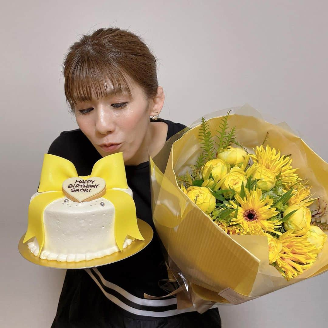 吉田沙保里さんのインスタグラム写真 - (吉田沙保里Instagram)「今日で39歳になりました🎂 毎年サプライズでお誕生日お祝いをしてくれるゆうには本当に感謝感謝です❤︎ ちょっとバレバレな所も好きだよ😘  れにちゃんからも素敵なピアスをいただきました💜 大切にするねー😆 いつもありがとう💜  ゆうとおがぱんからもピアスのプレゼント🎁 アクセサリーが沢山増えて嬉しい💓  30代最後も私らしく笑顔で元気に過ごしたいと思います😆✨ ここまで支えて下さった皆さんに感謝の気持ちでいっぱいです😆 そしてこれからも宜しくお願いします🙇‍♀️  #誕生日 #39歳 #皆さんに感謝 #いつもありがとう」10月5日 20時37分 - saori___yoshida