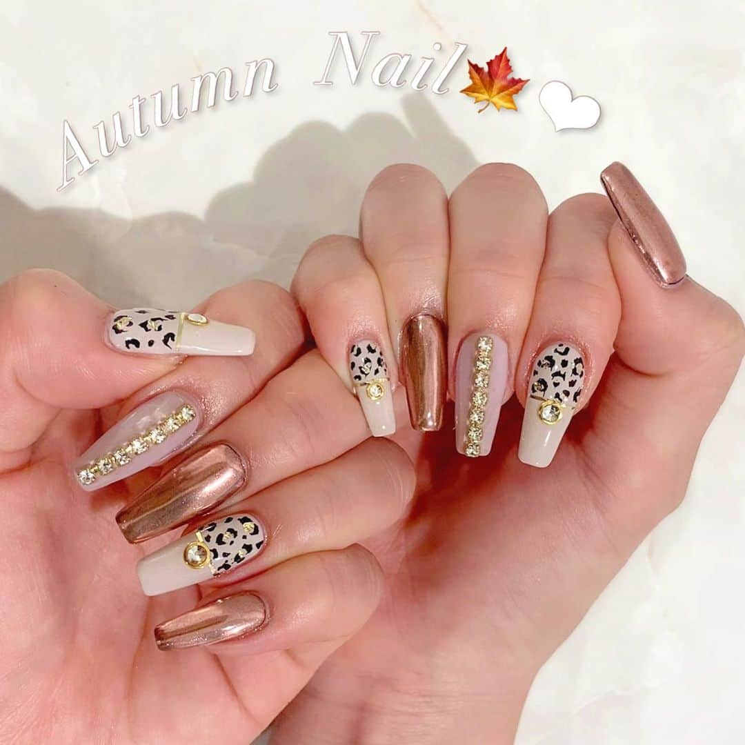 まゆぴちゅーさんのインスタグラム写真 - (まゆぴちゅーInstagram)「𝙉𝙚𝙬 𝙉𝙖𝙞𝙡...💅🍁🐆❤︎‪𓂃 𓈒𓏸  レオパード×くすみピンク×ブラウンミラー で秋ネイル仕様〜っっ\( ˆoˆ )/🤎🤎！   ハンド担当は 渋谷のlapisのゆいなさん @lapis_yui 💓  いつも上手くてセンスよくて可愛くしてくれて 感謝です🥺🥺✨✨  くすみピンクのとこのチェーンパーツは ゆいなさんの私物パーツだよ❤︎  フットネイルも変えた⁽⁽꜀(:3꜂ ꜆)꜄⁾⁾🍁❤️ ブラウン×ゴールド×ゴールドホロラメを 混ぜてもらってブラウンゴールドに❤︎❤︎❤︎  フットネイル担当は @lapismayu さんだよ💓 まゆさん自身のネイルいつも可愛くて見ちゃう😎  あ！ お揃いネイルお安くできるからぜひlapis行ってみてね💋 . . . #秋ネイルデザイン #秋ネイル #レオパードネイル #アニマルネイル #くすみネイル #くすみカラー #くすみピンク #ミラーネイル #ミラーネイルデザイン #ヒョウ柄ネイル #キラキラネイル #スクエアネイル #フットネイル #フットネイル秋 #フットネイルデザイン #nailart #naildesign #instanails #leopardnails #autumnnails」10月5日 20時54分 - mayu_03pichu