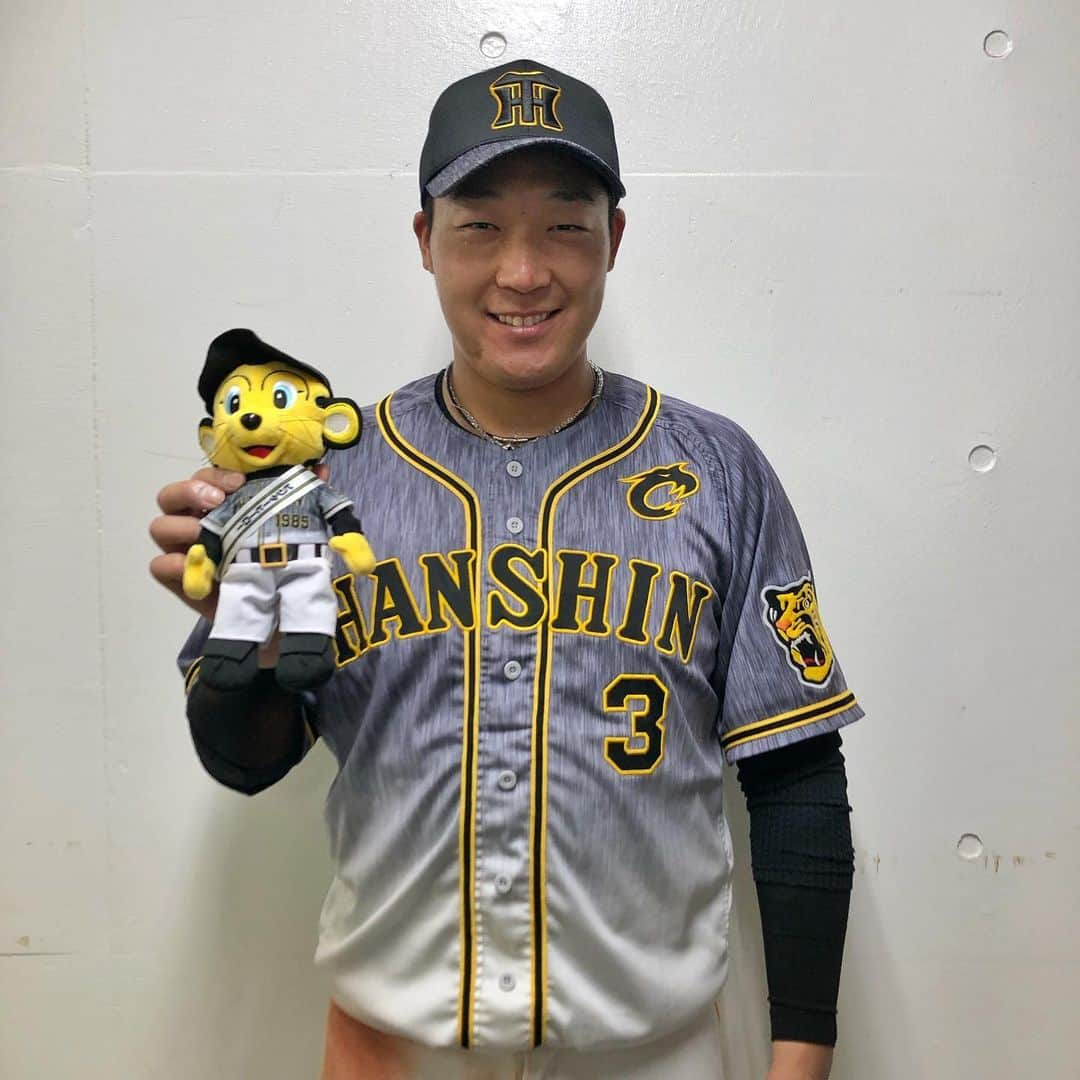 阪神タイガースさんのインスタグラム写真 - (阪神タイガースInstagram)「今日のヒーロー‼︎ ライトへのホームランを含む、本日猛打賞の大山選手です！ ナイスバッティング✨  #大山悠輔 選手 #ナイスバッティング #ナイスホームラン  #猛打賞  #阪神タイガース #挑超頂」10月5日 21時04分 - hanshintigers_official