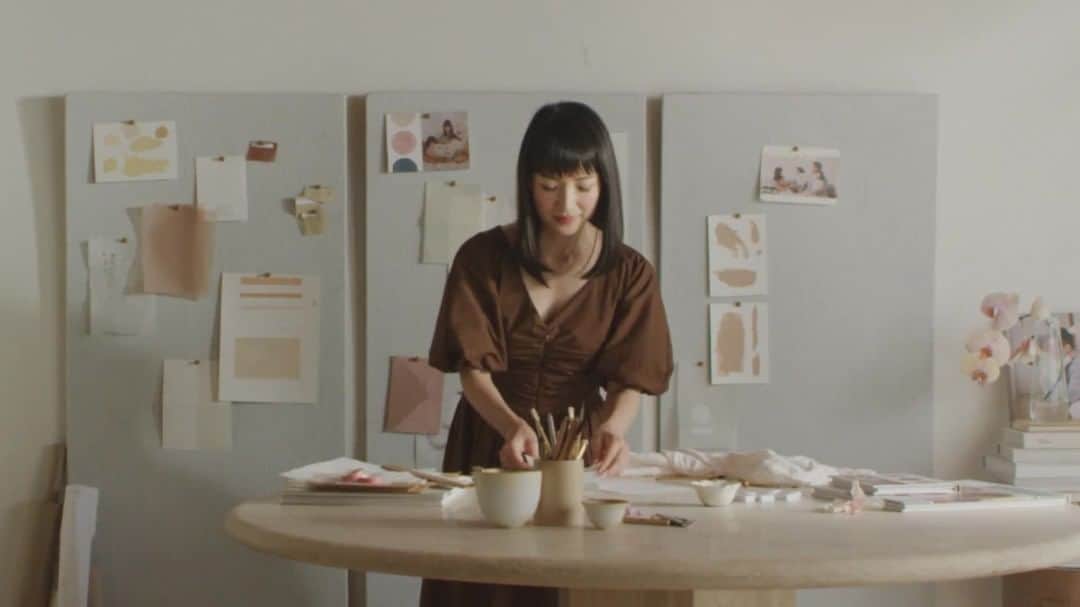 近藤麻理恵のインスタグラム：「I am delighted to announce that I have partnered with @Shutterfly to help you capture life’s most meaningful moments! Our year-long, exclusive and co-branded product collection includes over 62 thoughtfully-designed products to help you share your cherished, joyful memories and transform your most treasured moments into items that spark joy. Visit the link in my bio to learn more and shop the #ShutterflyXKonMari collection today!」