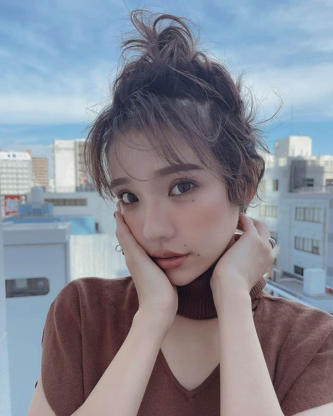 マリカさんのインスタグラム写真 - (マリカInstagram)「yasuda_takumi_❤️🥰  めちゃんこ短いわたしも お団子❤️  私のヘアを担当してる 美容師さん達はビックリなはず💓笑  #作品撮り #サロンモデル #猫目 #impression_shots#lovers_nippon_portrait #explorejpn #ビジョビ  #関西サロンモデル #関西サロンモデル募集中 #関西サロンモデル募集 #サロモ #ヘアモデル #メイク好きさんと繋がりたい  #フリーモデル#関西モデル #お洒落さんと繋がりたい #カラコンレポ #make #ショート#ショートヘアモデル #tiktok #ブリーチカラー #バイヤレージュ #ピンクカラー #パープルカラー #ダブルカラー  .」10月5日 21時26分 - marika_h1127