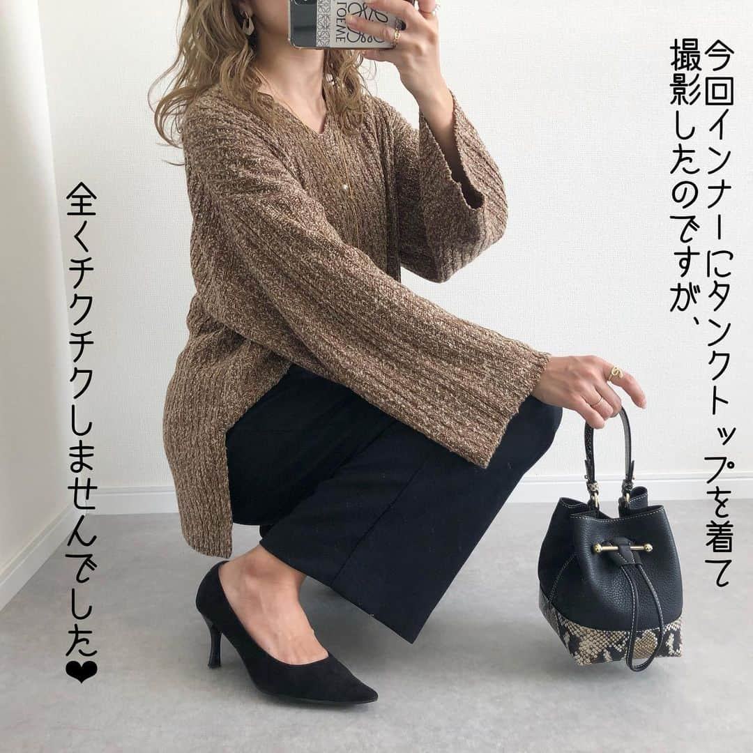 Miyoさんのインスタグラム写真 - (MiyoInstagram)「【しまむら購入品】　 商品の品番や詳しい情報はスワイプ▷▷▷ ⁡ てらさんコラボの購入品続き♪ ⁡ このVネックニットも色味やシルエットが 可愛すぎて一目惚れ🥰 胸元の開き具合が絶妙で、 肩紐が見えないから安心して着れます♡ ワイドスリーブデザインも可愛い❤︎ そして何よりチクチクせず、 肌触りが良いところがお気に入り🥰 ⁡ ボトムスはどちらもUNIQLOUです♡ ⁡ ⁡ ⁡ ニット…#しまむら#terawearemu #ウールブレンドタックパンツ …#ユニクロ #コットンツイルフレアスカート …#UNIQLO#UNIQLOU バッグ…#strathberry#celine ブーツ…#リエディ パンプス…楽天 ネックレス・ピアス…楽天roomに載せてます ⁡ ⁡ ⁡ ⁡ #しまむら購入品#しまむらコーデ#しまむらパトロール#しまパト#tera活#てらさんコラボ#しまむら大好き#しまむら中毒#ユニクロユー#ユニクロコーデ#ユニクロきれいめ部#ママコーデ#ママファッション#プチプラコーデ#プチプラファッション#シンプルコーデ#カジュアルコーデ#大人カジュアル#骨格ウェーブ#3児ママ ⁡ ⁡」10月5日 21時34分 - miyopu