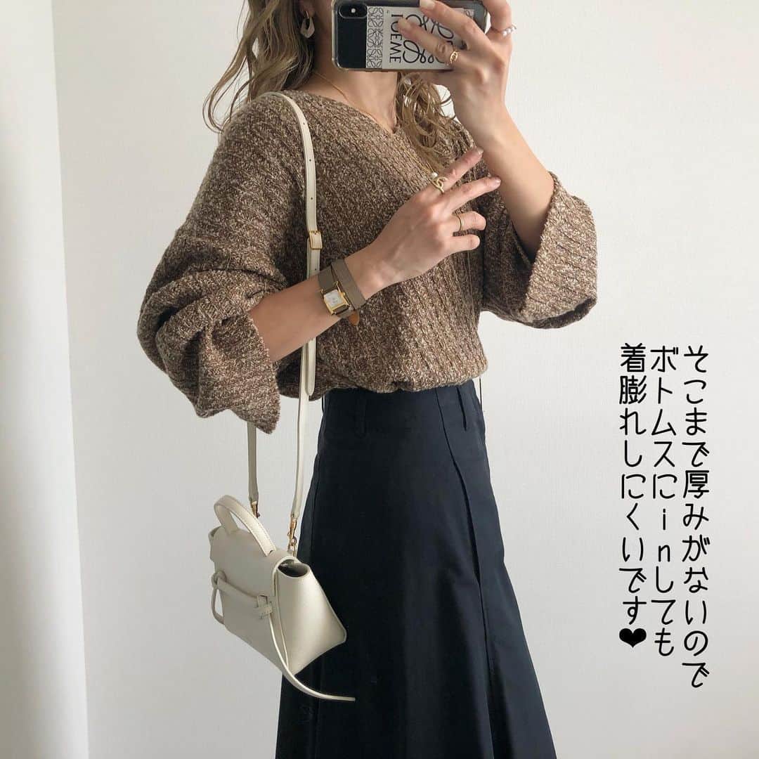 Miyoさんのインスタグラム写真 - (MiyoInstagram)「【しまむら購入品】　 商品の品番や詳しい情報はスワイプ▷▷▷ ⁡ てらさんコラボの購入品続き♪ ⁡ このVネックニットも色味やシルエットが 可愛すぎて一目惚れ🥰 胸元の開き具合が絶妙で、 肩紐が見えないから安心して着れます♡ ワイドスリーブデザインも可愛い❤︎ そして何よりチクチクせず、 肌触りが良いところがお気に入り🥰 ⁡ ボトムスはどちらもUNIQLOUです♡ ⁡ ⁡ ⁡ ニット…#しまむら#terawearemu #ウールブレンドタックパンツ …#ユニクロ #コットンツイルフレアスカート …#UNIQLO#UNIQLOU バッグ…#strathberry#celine ブーツ…#リエディ パンプス…楽天 ネックレス・ピアス…楽天roomに載せてます ⁡ ⁡ ⁡ ⁡ #しまむら購入品#しまむらコーデ#しまむらパトロール#しまパト#tera活#てらさんコラボ#しまむら大好き#しまむら中毒#ユニクロユー#ユニクロコーデ#ユニクロきれいめ部#ママコーデ#ママファッション#プチプラコーデ#プチプラファッション#シンプルコーデ#カジュアルコーデ#大人カジュアル#骨格ウェーブ#3児ママ ⁡ ⁡」10月5日 21時34分 - miyopu