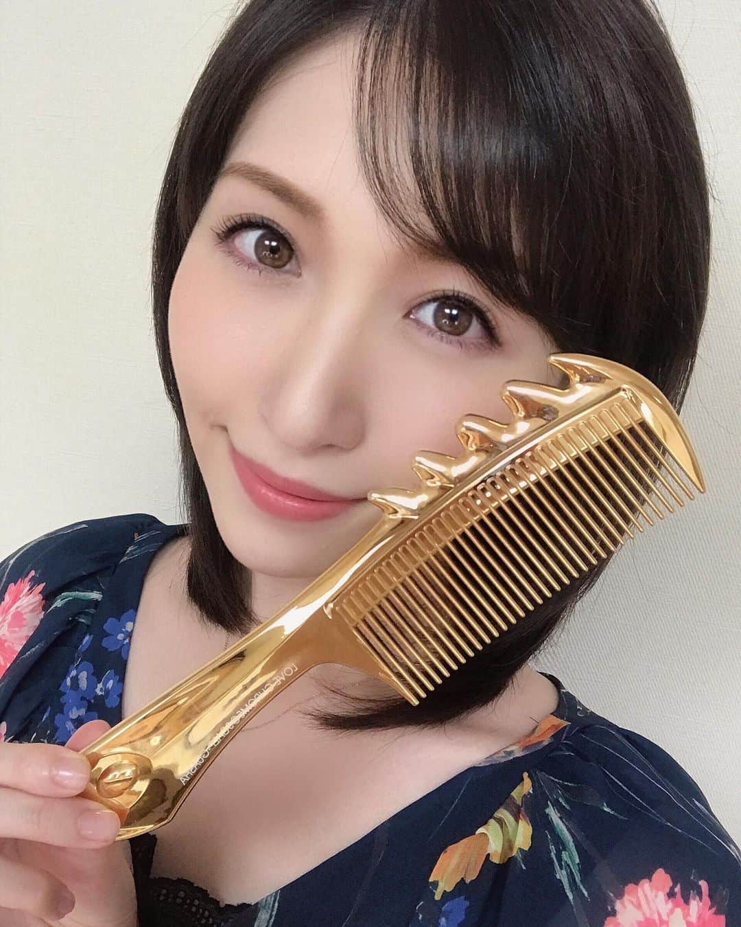 横山ルリカさんのインスタグラム写真 - (横山ルリカInstagram)「. プレゼントでいただいたキンキラ金のクシ💁‍♀✨  髪に通した途端、わー😳😳  サラサラーー✨✨✨🥺  #lovechrome #💇‍♀️💇‍♀️💇‍♀️  #✨✨✨ #金のクシ」10月5日 21時34分 - rurika_yokoyama_official