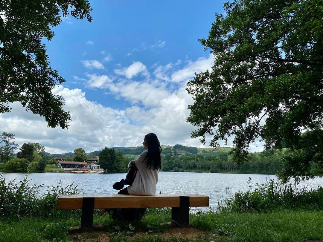 里彩のインスタグラム：「🌿  最近は寒い日が続いています😣 夏は過ぎ去ってしまったようです🥲  朝晩は7℃まで冷え込みます🥶 寒さに弱い私は、日本から持参したモコモコパジャマを引っ張り出しました！笑💗  ワンピースとサンダルだけで外に出られる季節感がたまらなく好きなので！🥺 夏の終わりはいつも寂しい気持ちになります。  冬の楽しみはスキーに行くこと！☃️ ここ2年行けていないので、今年は行けるといいな〜と密かに思っています🥺  雪を楽しみに！❄️冬支度を始めます😌  #france #france🇫🇷 #lake #nature #夏の終わり #冬がはじまるよ」