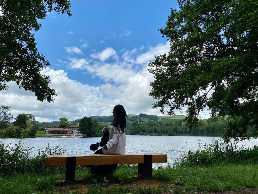 里彩さんのインスタグラム写真 - (里彩Instagram)「🌿  最近は寒い日が続いています😣 夏は過ぎ去ってしまったようです🥲  朝晩は7℃まで冷え込みます🥶 寒さに弱い私は、日本から持参したモコモコパジャマを引っ張り出しました！笑💗  ワンピースとサンダルだけで外に出られる季節感がたまらなく好きなので！🥺 夏の終わりはいつも寂しい気持ちになります。  冬の楽しみはスキーに行くこと！☃️ ここ2年行けていないので、今年は行けるといいな〜と密かに思っています🥺  雪を楽しみに！❄️冬支度を始めます😌  #france #france🇫🇷 #lake #nature #夏の終わり #冬がはじまるよ」10月5日 21時46分 - risa_gram611