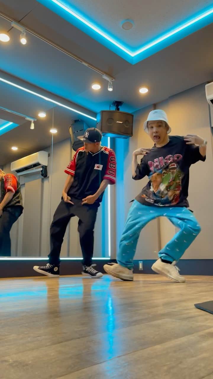 SHUHOのインスタグラム：「"HOUSE"&"KRUMP"  mixed up🤑🤑🤑  with @twiggzjun_official   We are team "SHABRAY"🤫✨✨✨  今や二人とも @dleague_official  のディレクター  @dip_battles  @fullcastraiserz   でも二人はチームよ💁‍♂️  🎶🎶🎶🎶 @jacoblatimore   #housedance #krump #mixedup #dleague #nike #billybounce  #cityrock」