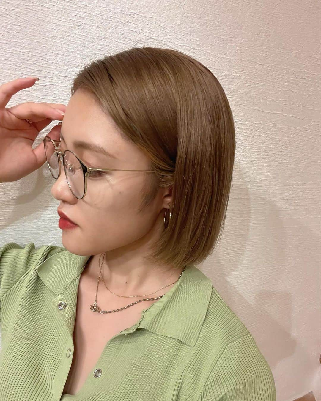 王林さんのインスタグラム写真 - (王林Instagram)「New hair 🌞💚  みんなからコメントももらっててり、共演者の皆さんからもたくさん言ってもらえてうれしいと思うくらい長さもカラーも変わりました🌈 最近結べるくらい長かったのが改めてボブにして、カラーははじめてブリーチで、毎日髪色違くてびっくり😳 写真は10日くらい前の！染めたては最後の写真みたいにもう少しピンクっぽくて、今はもう少し明るいよ！ ライブ前だったのもあって、汗をかいても広がらないように髪に優しいストレートをしてもらいました👼🤍 まいど、ありがとうございます💐 @true_hairmake   最後の写真、朝からアウターに食べ物こぼしてて、マネージャーさんが一生懸命拭いてくれてる🤦‍♀️🥺(あなたも一生懸命拭きなさい）  #ボブヘアー #ボブ #ハイカラー #true #渋谷美容室 #ヘアメイク」10月5日 22時19分 - ourin_ringoooo