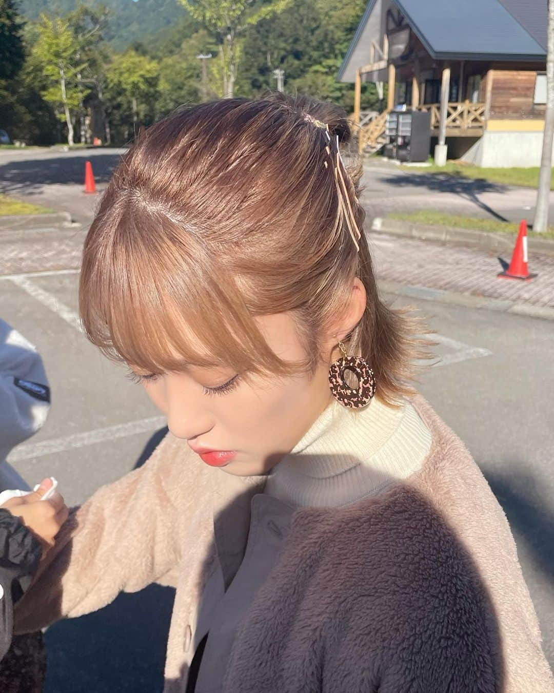 王林さんのインスタグラム写真 - (王林Instagram)「New hair 🌞💚  みんなからコメントももらっててり、共演者の皆さんからもたくさん言ってもらえてうれしいと思うくらい長さもカラーも変わりました🌈 最近結べるくらい長かったのが改めてボブにして、カラーははじめてブリーチで、毎日髪色違くてびっくり😳 写真は10日くらい前の！染めたては最後の写真みたいにもう少しピンクっぽくて、今はもう少し明るいよ！ ライブ前だったのもあって、汗をかいても広がらないように髪に優しいストレートをしてもらいました👼🤍 まいど、ありがとうございます💐 @true_hairmake   最後の写真、朝からアウターに食べ物こぼしてて、マネージャーさんが一生懸命拭いてくれてる🤦‍♀️🥺(あなたも一生懸命拭きなさい）  #ボブヘアー #ボブ #ハイカラー #true #渋谷美容室 #ヘアメイク」10月5日 22時19分 - ourin_ringoooo