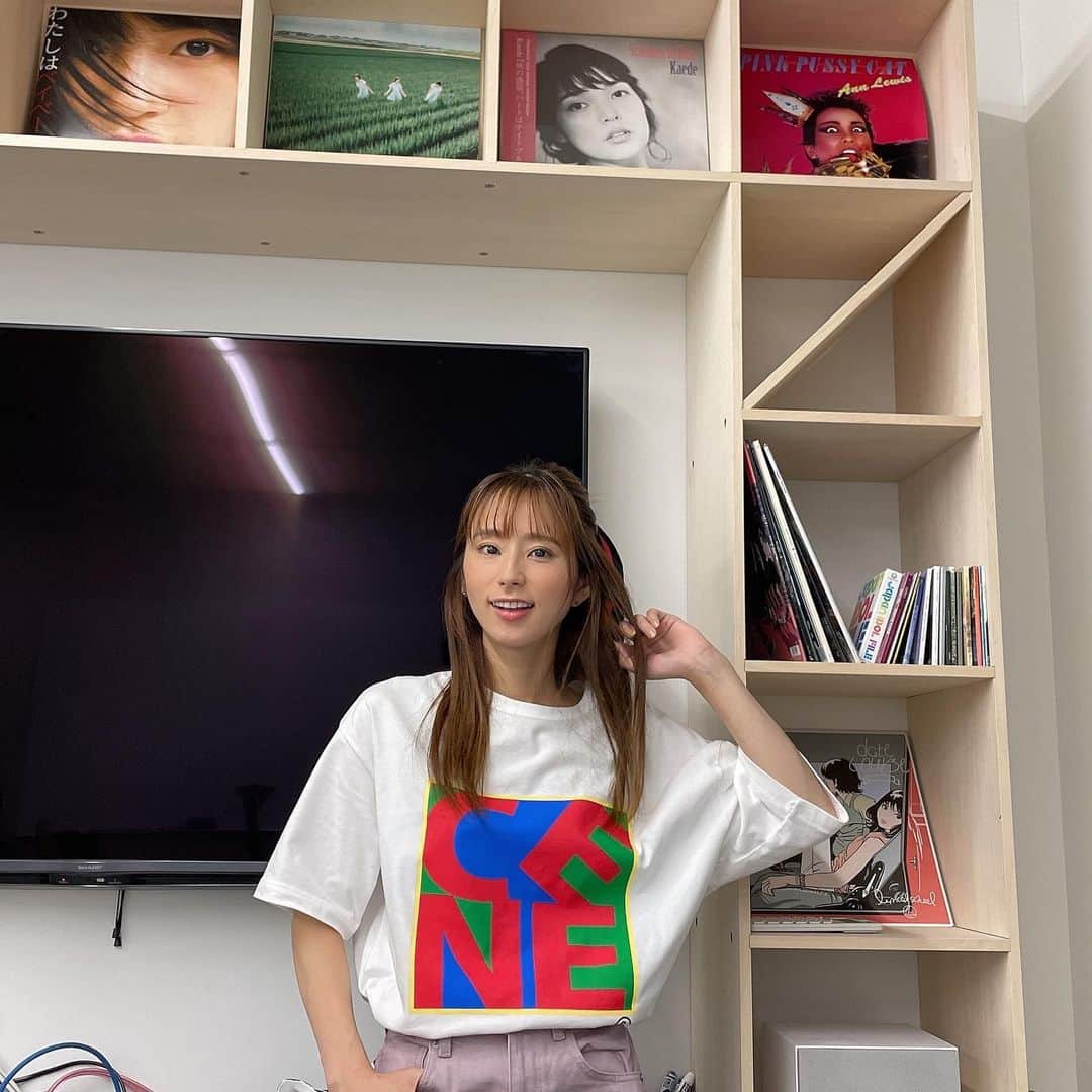前田ゆうのインスタグラム：「きょうのネットサイン会もようしゃべったなぁ〜しかし✌️ ありがとうございました❤️ しかし2枚目の写真☘️葉っぱ隊と同じ角度やったよ🕺🏻！！！笑」