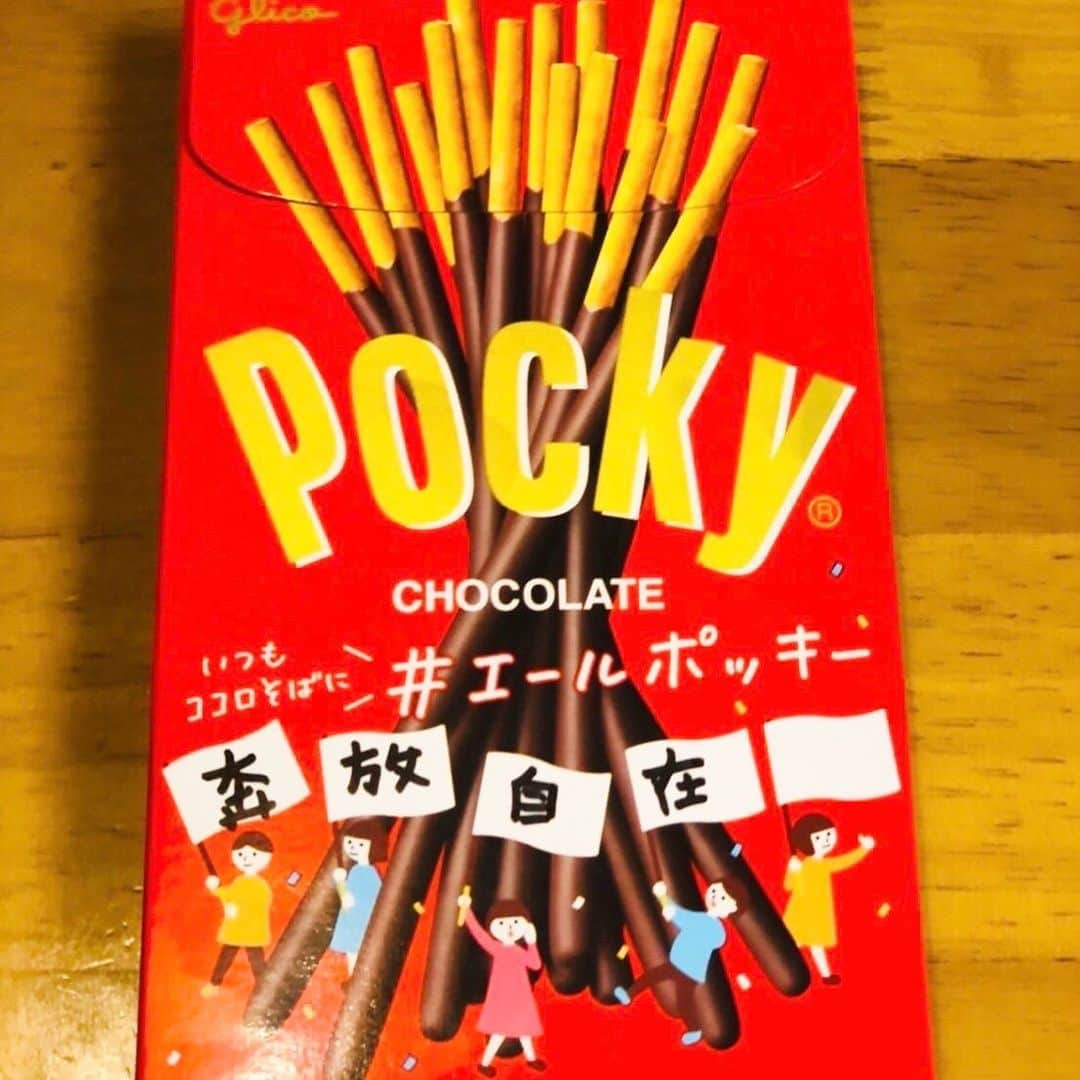 山口太幹のインスタグラム：「習い事のお友達から、ポッキーをもらったんだ\(//∇//)\  一人一人にあった四字熟語を書いてくれたんだよ✨  僕にあった四字熟語は、奔放自在 意味は、「#思いのままに振る舞うこと」だって❣️  ありがとう😊  #山口太幹 #taikiyamaguchi #taikiumipro #子役 #小学生男子 #6年生男子 #歴史好き #謎解き好き #ビートボックス #バレーボール男子 #海汐プロダクション所属 #アービング所属 #Pocky #エールポッキー #グリコ #glico #ありがとう #四字熟語 #奔放自在 #友達からのプレゼント #ありがとう❤️」