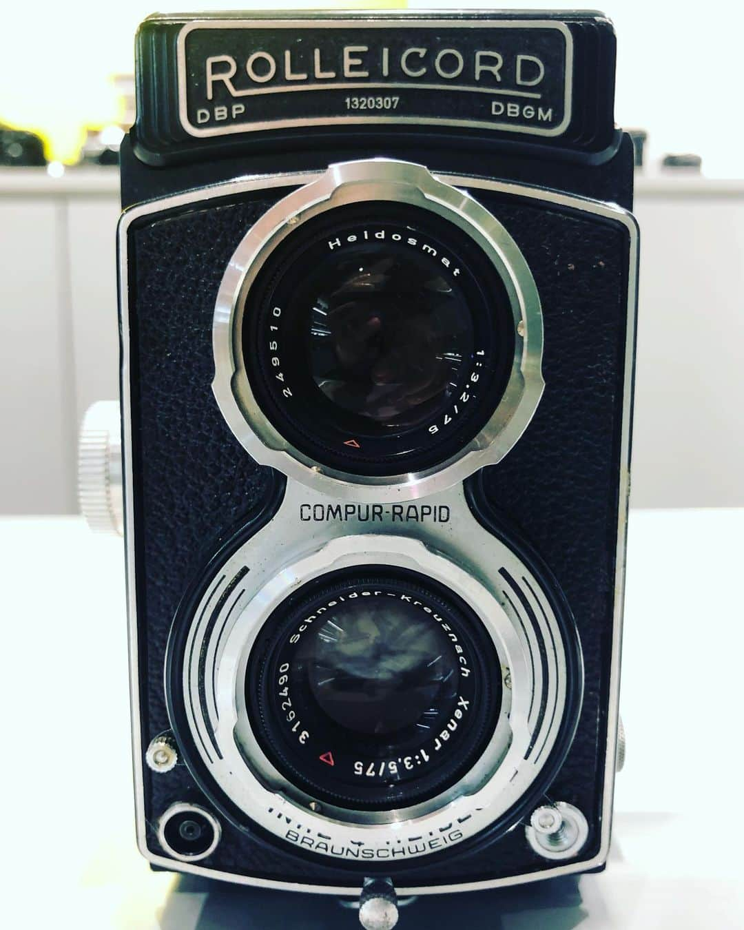 中村哲平のインスタグラム：「ローライコードをGET😊 初の二眼レフ。  #ローライコード #二眼レフ #クセナー #Rolleicord #TwinLensReflex」