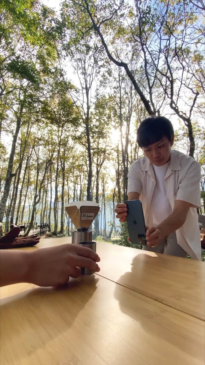 ぞのさんっのインスタグラム：「撮れた映像は次の動画で♫明日アップします☺️ ・ @snowpeak_landstation_hakuba の	Snoepeak GOの体験&撮影させて頂きました♫ 大自然の中で飲むコーヒーは格別でした😳 ・ I'll upload the footage I got in the next video ♫ tomorrow ☺️. @snowpeak_landstation_hakuba  I had the opportunity to experience and film @snowpeak_landstation_hakuba's Snoepeak GO. Coffee in the great outdoors was exceptional😳 ・ ⛺️ @snowpeak_official @snowpeak_landstation_hakuba  👤 @nishijun.1  📸 @zono.sann @fulla_yun  📍 	白馬岩岳スノーフィールド ・ #videotips #filmmakers #creative #creativevideo  ・ #snowpeak#lsnowpeakgo #岩岳山頂ピクニック#スノーピーク#白馬#キャンプ#人生に野遊びを #pr #ad」