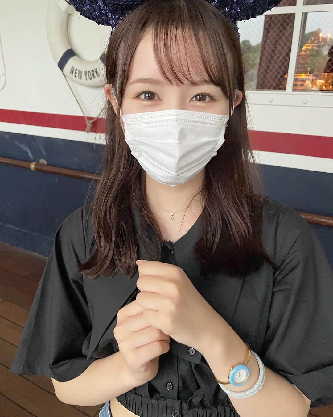 伊藤小春のインスタグラム：「マスク越しでもわかる幸せそうな顔🤤🌏🤍 ⁡ ⁡ 先日行ったほぼ2年ぶりのディズニー 嬉しくて楽しくてはしゃいでたら、 次の日筋肉痛で動けませんでした。。笑 ⁡ ⁡ ⁡ #tokyodisneysea  #tokyodisneyresort」