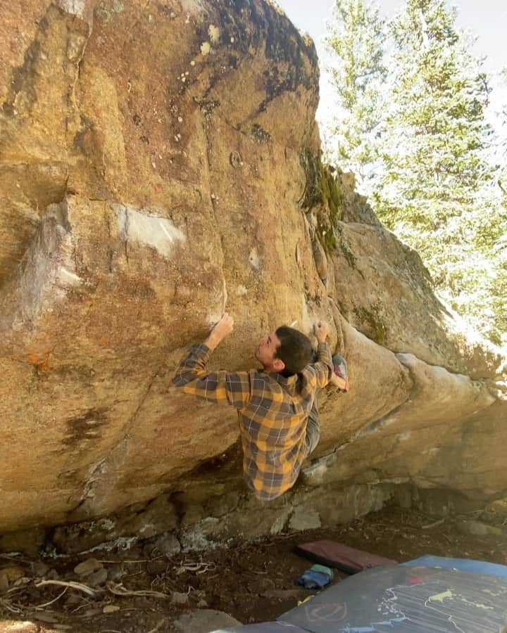 ポール・ロビンソンのインスタグラム：「Climbed on a new? Boulder the other day. Does anyone know what this line is called? @jeremy_fullerton and I managed to send a traverse from man eater across the wall at wild basin. It felt about v10?? Thanks for taking video @caroleeena_c」