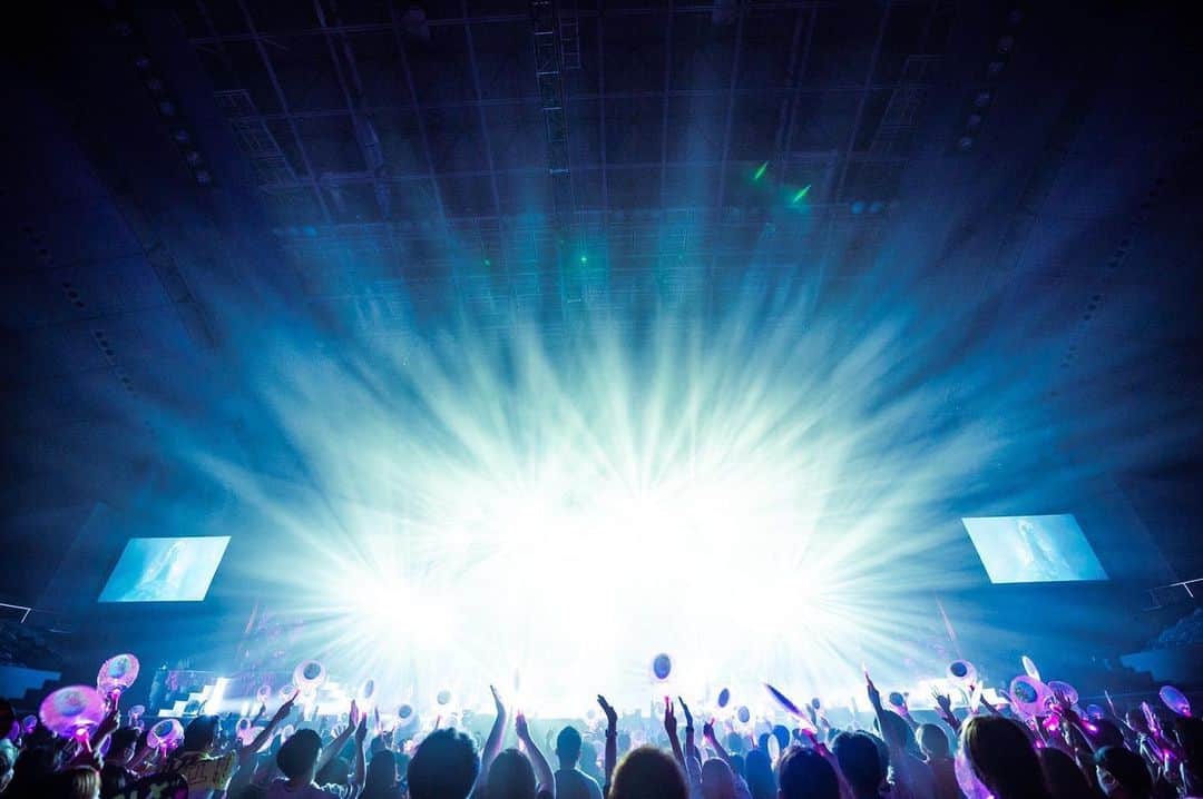 荒木駿平のインスタグラム：「改めまして、  【ayumi hamasaki ASIA TOUR 2021-2022 𝓐～23rd Monster～】  幕張2daysに出演させていただき本当にありがとうございました🌏  アジアツアーという自分にとって未知の旅が始まり、沢山の方々にまた会えると思うと凄くワクワクしますし次の名古屋までに更にスキルアップ出来るよう色々と挑戦していきたいです🔥  名古屋まで充電してパワーアップするぞー🔋🔌⤴️  #ayumihamasaki  #ayuasiatour20212022  #23rdMonster #幕張メッセ #最高 #シェイクハンドのレパートリー増やしたい  📸← @seitaro__tanaka san」
