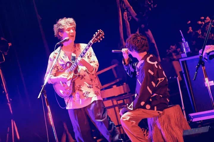 のインスタグラム：「信じられないけど、これライブ中なんだぜ。  帰ってきた大阪編2日間ありがとうございました☺︎ （合計4日）  愛に溢れていた。 やっぱりライブしていないとダメだなあ。  Movie @sotarogoto   #sumika #花鳥風月 #左手は無事です」