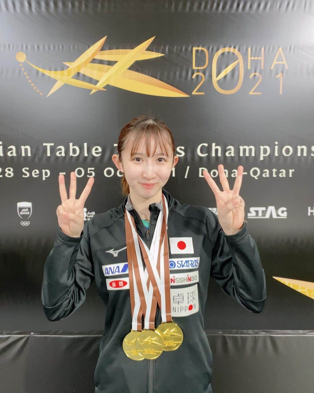 早田ひなのインスタグラム：「✻ WTTカタール、アジア選手権の2大会が終わりました🇶🇦🏓 目標としていたWTT2冠、アジア選手権3冠を達成する事が出来ました👑🏆 今回はオリンピックが終わって新しい事にも取り組んできた中での試合だったので不安もありましたが最後まで自分を信じて戦うことが出来て良かったです！！ 種目が多い中で体力や身体の負担への心配がありましたが現地でリカバリーに向けて負担にならないように調整したり、体力切れしない為にもトレーニングを工夫して取り組んできたので最後まで元気に怪我なく終わることが出来て嬉しかったです😊💖 沢山の方に協力していただいてサポートしていただき感謝の気持ちでいっぱいです☺️🧡 次の大会は世界選手権になります！！ また良い結果が出せるよう更に上を目指して頑張ります💪 連日夜遅くまで沢山の応援本当にありがとうございました🙇‍♂️   #WTT  #アジア選手権  #5冠達成☺︎」