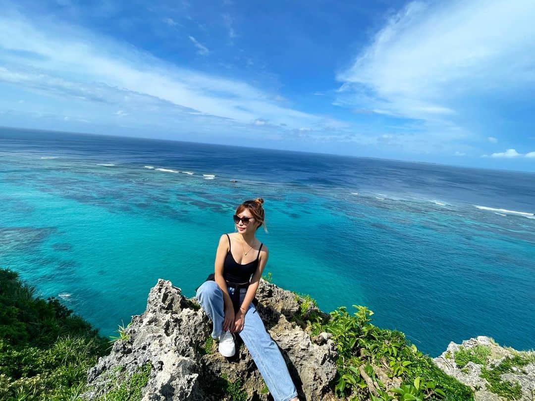 のインスタグラム：「最高な絶景だったよっ。 大好きな海と空。 大自然でパワーもらった。  本当悩みなんてなくなる。 幸せな空間だった。  #海#空#絶景#宮古島#伊良部 #イグワナ岩」